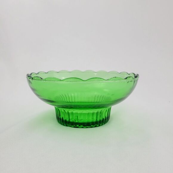 VINTAGE ✨️ EO Brody Co. Green Glass Scalloped Edge Bowl - Picture 3 of 5
